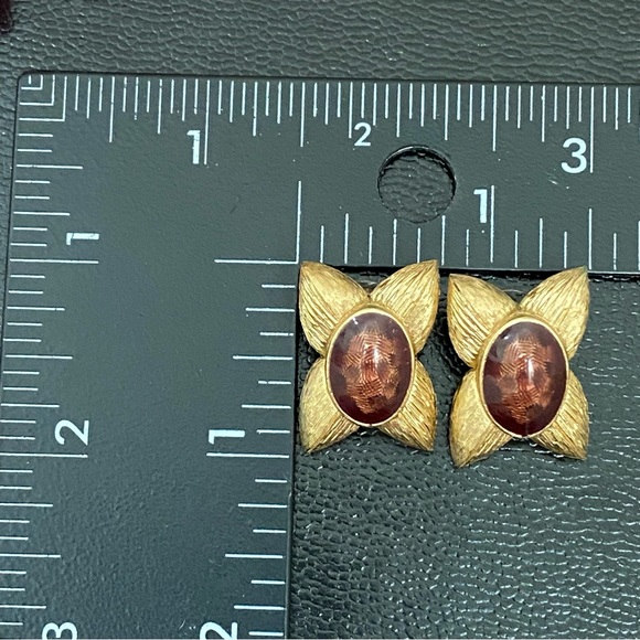 Vintage Unsigned Brown Oval Enamel Gold-tone Flower Post Earrings - Picture 8 of 10